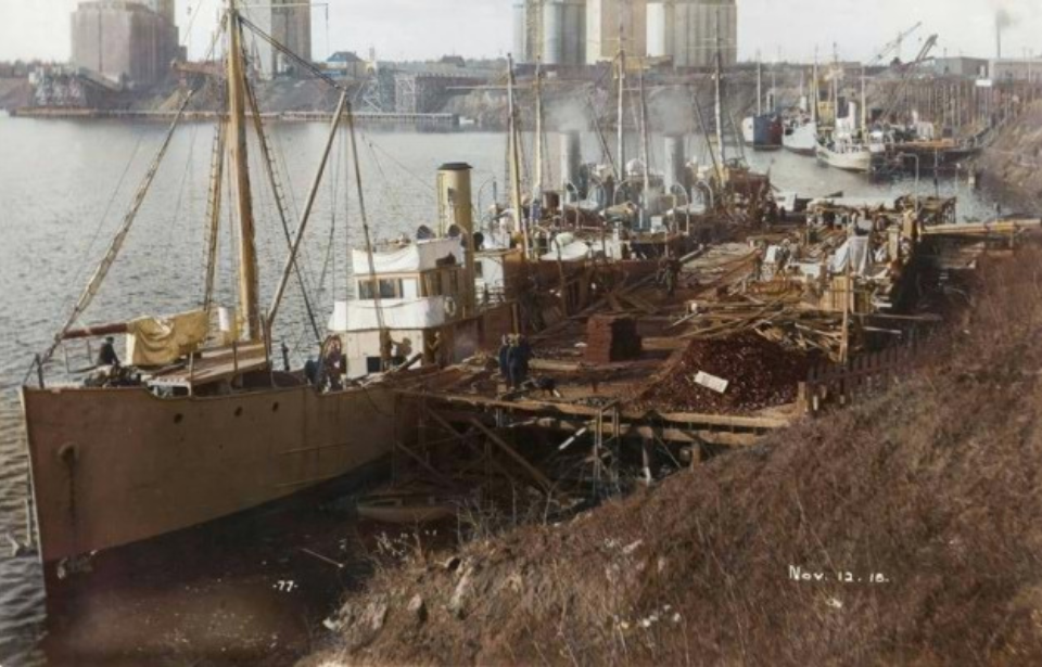 Navarin-class minesweepers at port