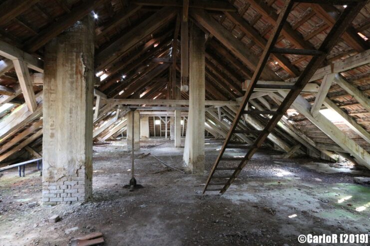 Interior of an empty room that hasn't seen much upkeep